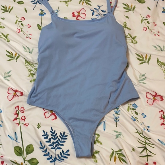 One piece - Picture 1 of 3